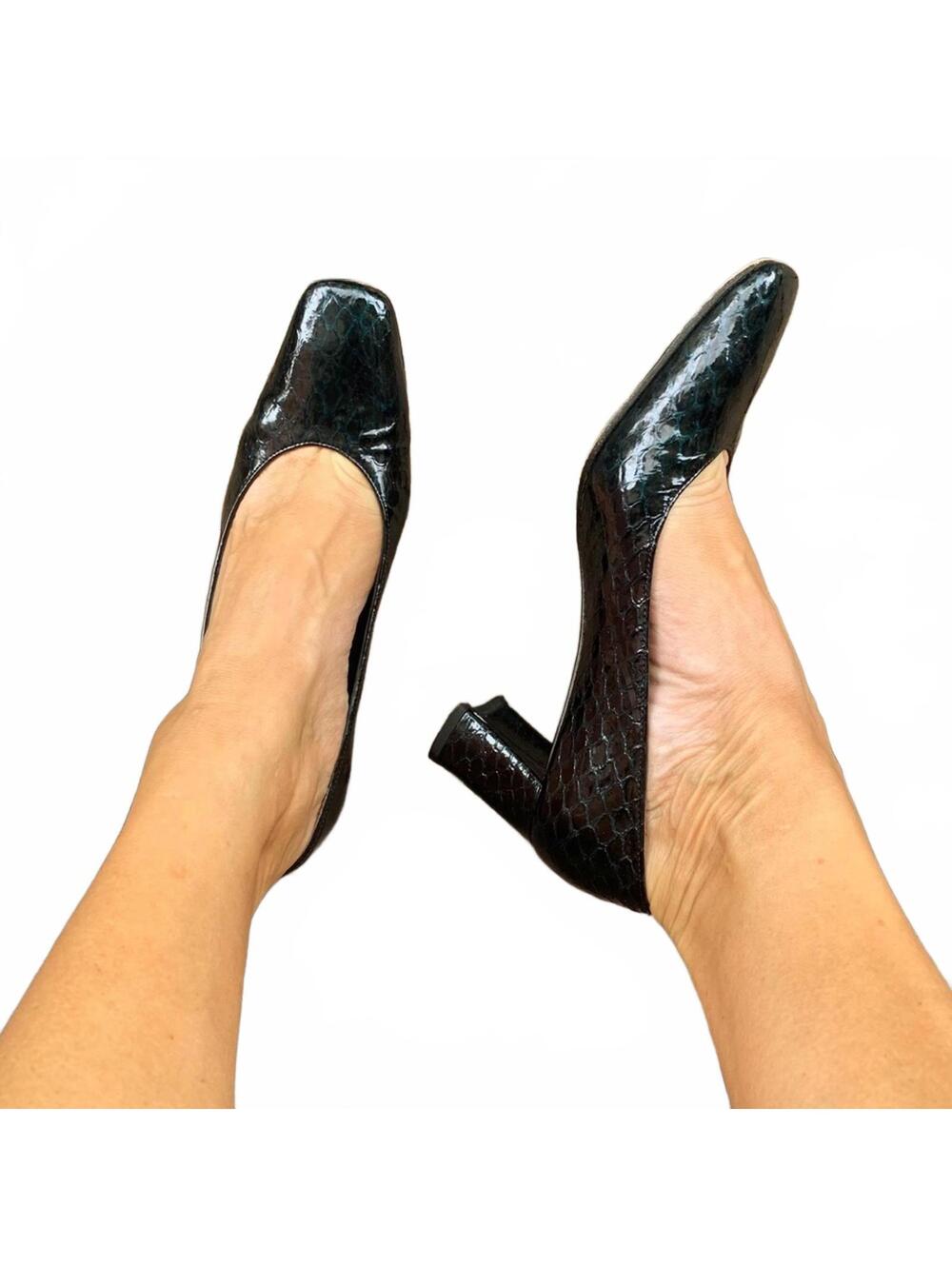 Stuart Weitzman Vintage EUC Ebony Crocodile Narrow Pump ~ Size 7.5 AA
